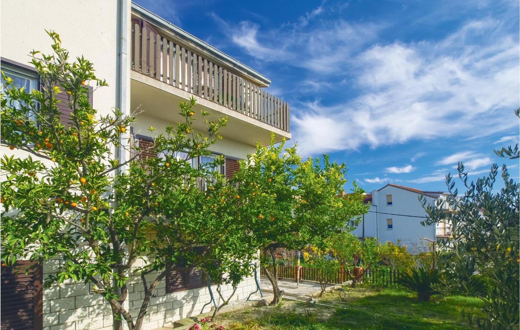 Lovely Apartment In Podstrana With Kitchen Εξωτερικό φωτογραφία